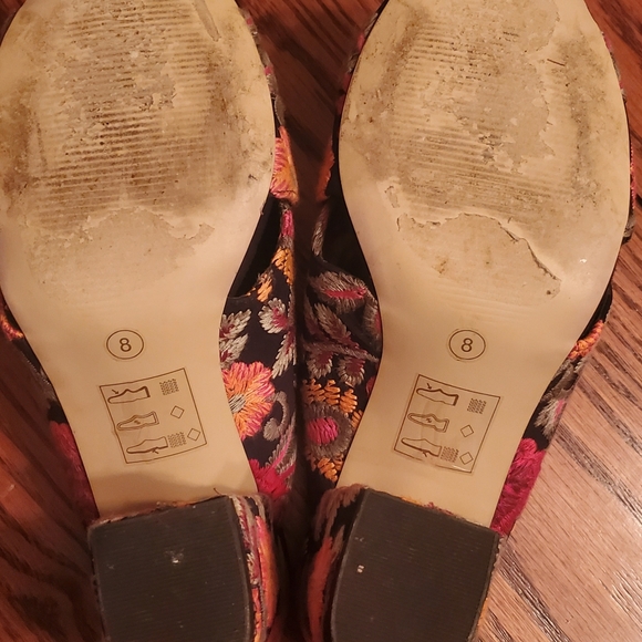 Sole Society Tapestry Slides Size 8 - Picture 7 of 7